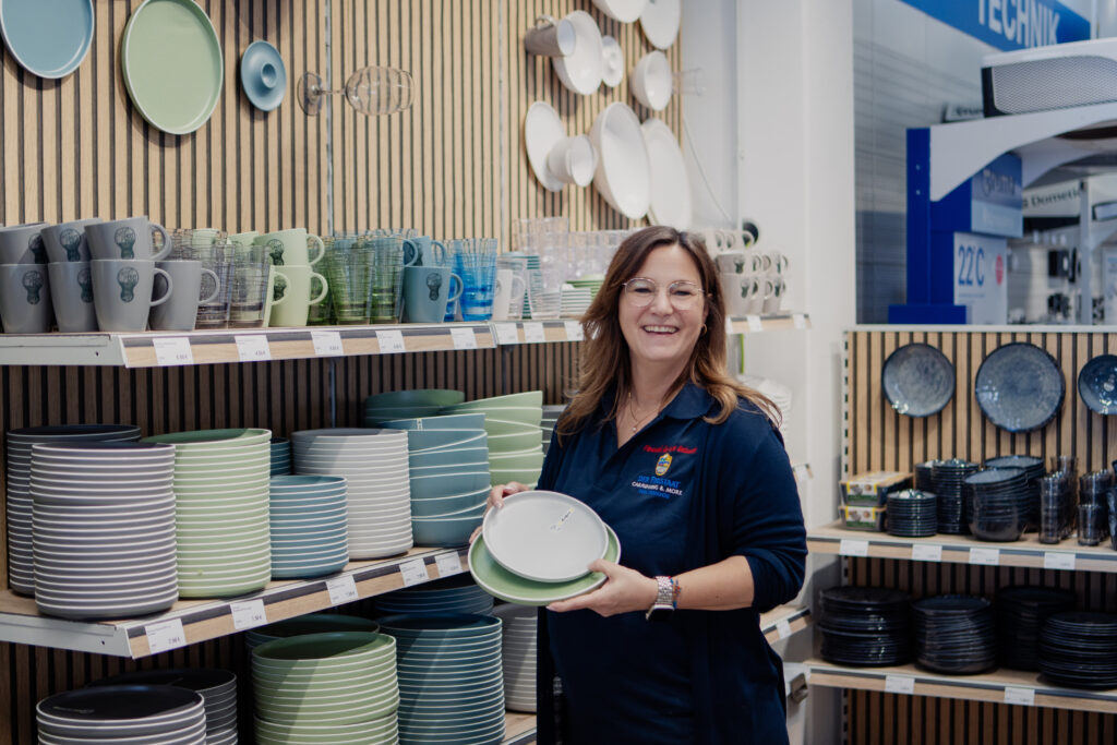 Camper Geschirrabteilung im Campingzubehörshop in Sulzemoos